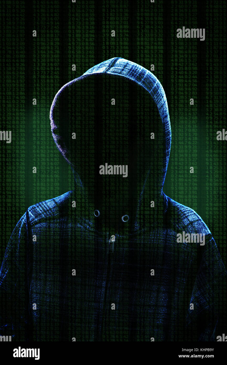 Unbekannte Computer Hacker mit Kapuze gegen Hintergrund Daten und dramatischer Beleuchtung mit kopieren. Konzept der Bekämpfung der Cyberkriminalität. Stockfoto