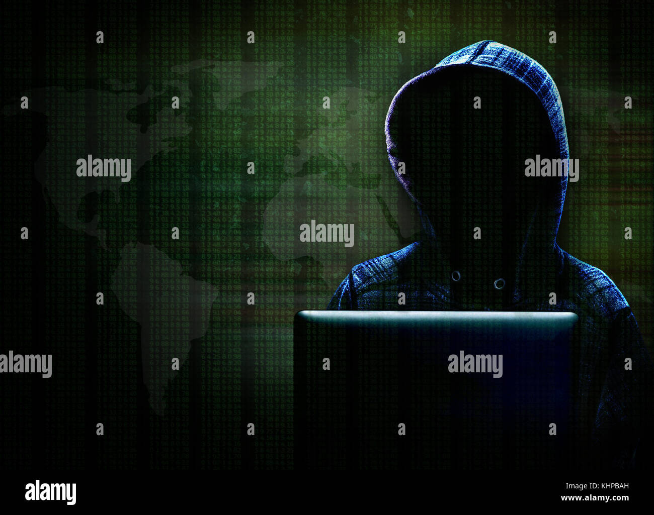 Unbekannte Computer Hacker mit Kapuze begehen Internetkriminalität mit Hintergrund Daten und Weltkarte in dramatische Beleuchtung mit kopieren. Stockfoto