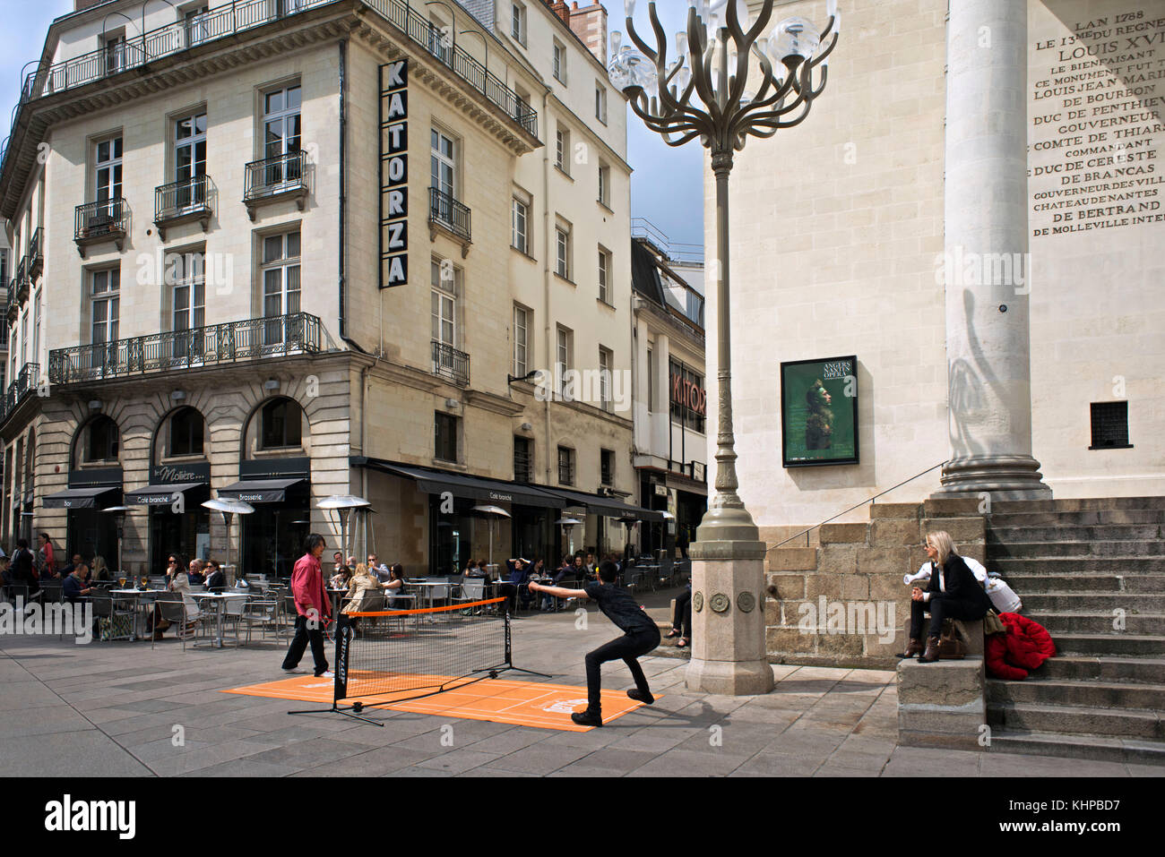 Die Leute spielen Minispiele vor einem Graslin-Theater im Place Graslin, einem der Hauptplätze in der Innenstadt von Nantes, Loire Atlantique, Frankreich. Stockfoto