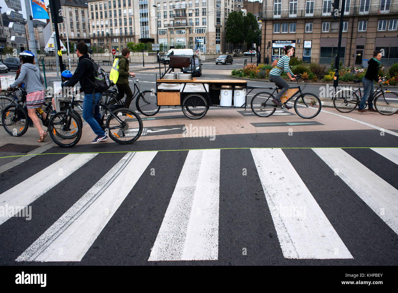 Fahrräder am Crosswalk Boulevard Léon Bureau und Quai de la Fosse, Nantes, Loire Atlantique, Frankreich. Stockfoto