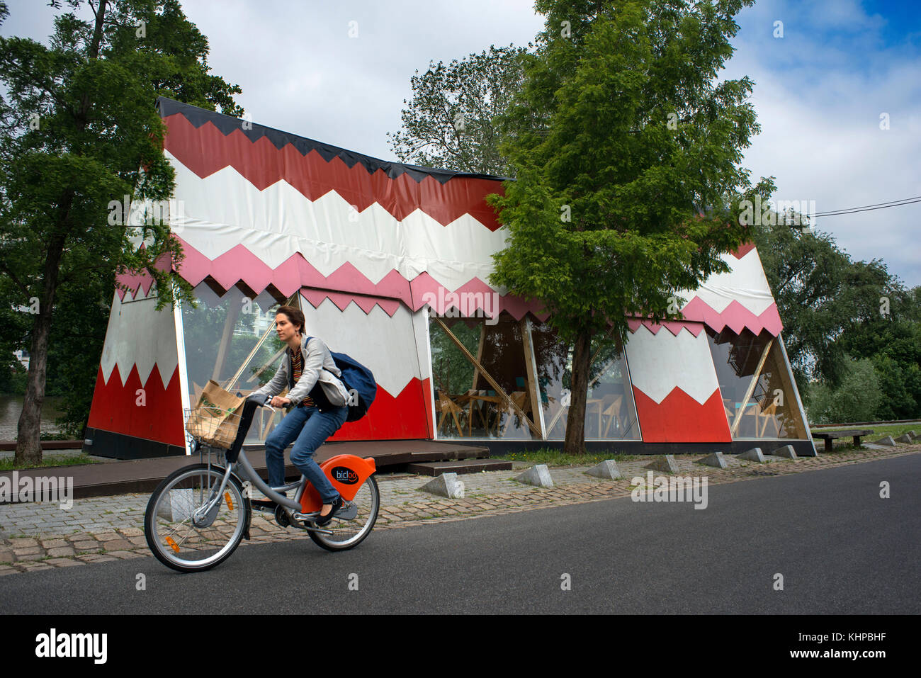 Ein Fahrrad vor dem Restaurant Terrasse le kanadischen kollektive Fichtre. Nantes, Pays de la Loire, Frankreich. Schaffung von Arbeitsplätzen im öffentlichen Raum installiert tempor Stockfoto