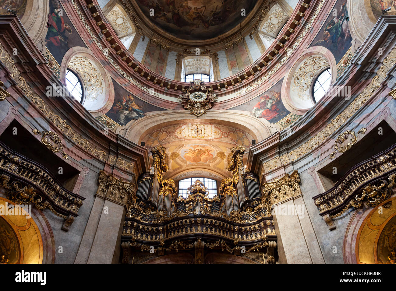 St. Peter's Kirche (Peterskirche) Interieur in Wien, Österreich, Orgel, barocke Ornamentik Stockfoto St. Peter's Kirche (Peterskirche) Interieur in Wien, Österreich, Orgel, barocke Ornamentik Stockfoto