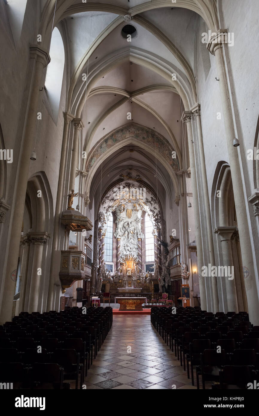 Romanisch gotisches interieur -Fotos und -Bildmaterial in hoher ...