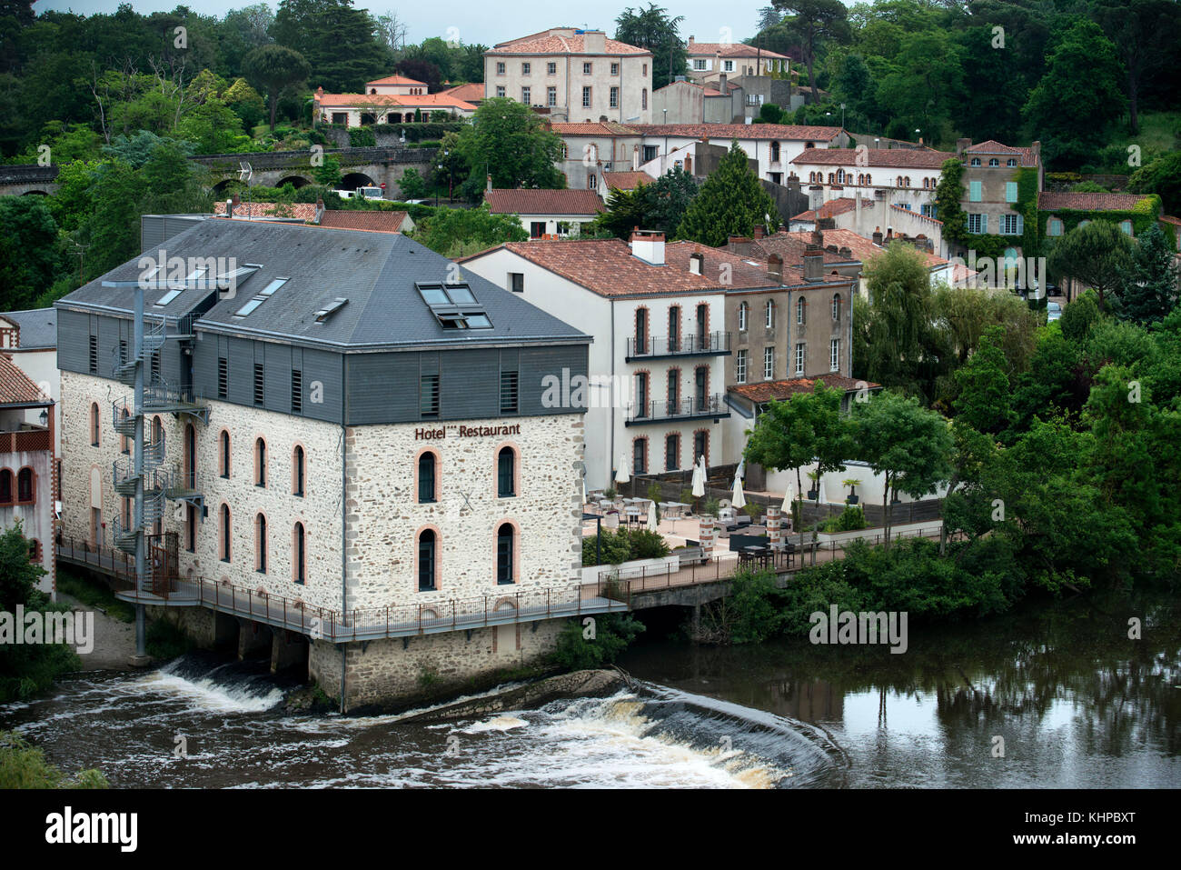 Clisson Dorf mit der Brücke im Fluss Sevre Nantaise, Nantes, Loire Atlantique, Frankreich. Stockfoto