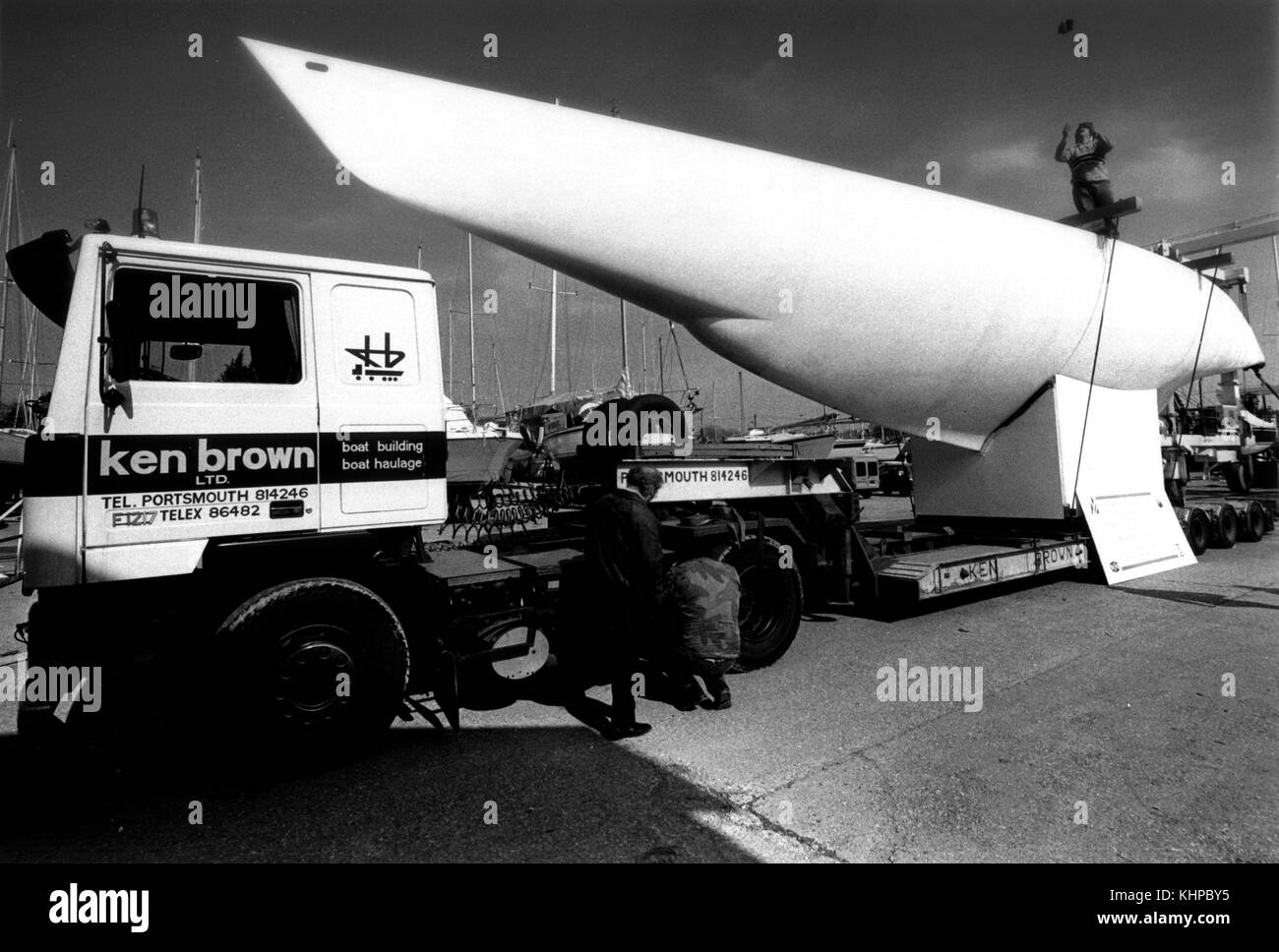 AJAXNETPHOTO. 1986. SOUTHAMPTON, ENGLAND. DAVID HOLLOM ENTWARF DEN WEISSEN HIPPO-CRUSADER K-25, 1986-7 CHALLENGER NACH DEM MODELL DER YACHT. FOTO: JONATHAN EASTLAND/AJAX. REF:()YA HOLLOM 12M HIPPO Stockfoto