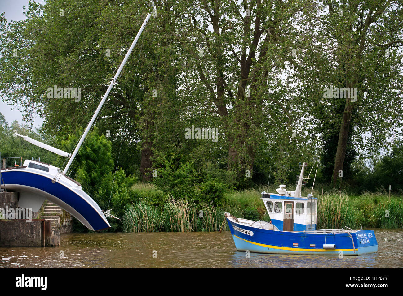 „Missivable“ eine Skulptur von Erwin Wurm, Teil der Estuaire Art entlang des Canal de la Martinière, Nantes, Bretagne, Frankreich. Stockfoto