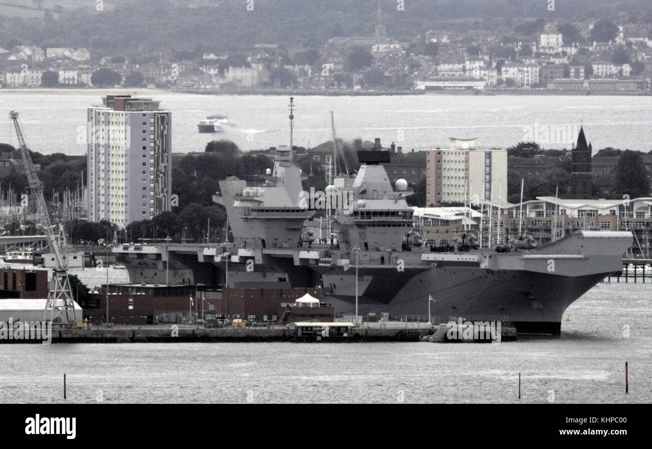 AJAXNETPHOTO. 16. AUGUST 2017. PORTSMOUTH, England. - Der größte Kriegsschiff der Royal Navy SEGEL IN HOME PORT-HMS KÖNIGIN ELIZABTH, DAS ERSTE VON ZWEI 65.000 Tonnen, 900 m lang, STATE-OF-THE-ART FLUGZEUGTRÄGER segelte in Portsmouth Naval Base in den frühen Stunden des Morgens sanft drückte und drängte durch sechs Schleppern in ihre neuen Liegeplatz auf der Princess Royal Jetty. Die £ 3 Mrd. FFR, das größte Kriegsschiff, das jemals gebaut wurde für die Royal Navy, KAM AN BEI IHR ZU HAUSE PORT ZWEI TAGE VOR IHREM URSPRÜNGLICHEN ZEITPLAN angekommen. Foto: Jonathan Eastland/AJAX REF: D 171608 6801 Stockfoto