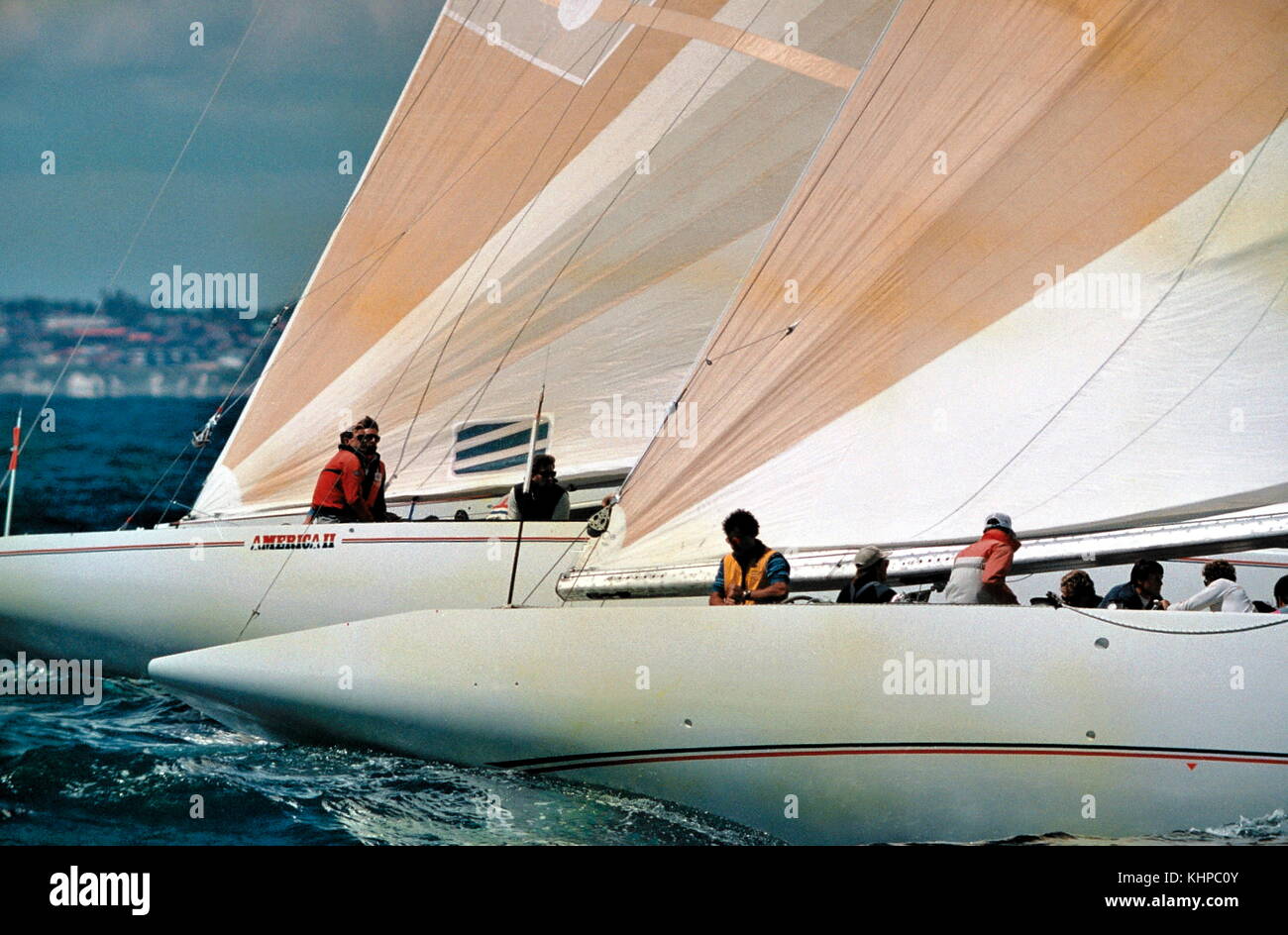 AJAXNETPHOTO. 8. OKT, 1986. FREMANTLE, WESTERN AUSTRALIA - AMERICA'S CUP - L-R, AMERICA II (USA) V WHITE CRUSADER K-24 (GB), ELIMINATION TRIALS. FOTO: AJAXNETPHOTO.COM REF: AMCUP86 81403 15 3 Stockfoto