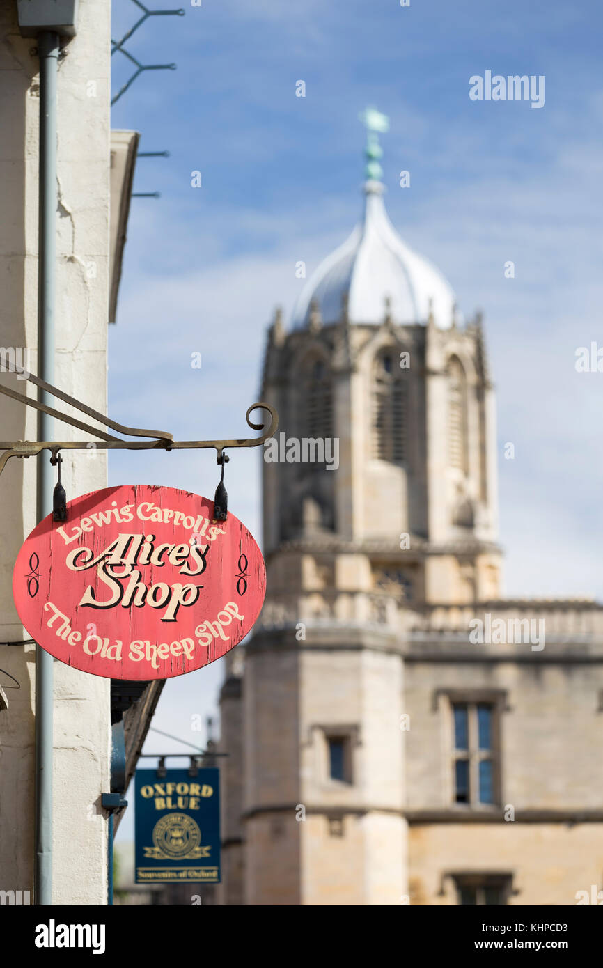 UK, Oxford, Shop von Lewis Carroll anmelden und Teil des Christus Hochschule Komplex im Hintergrund. Stockfoto