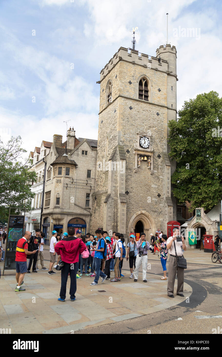 UK, Oxford, Touristen und der Carfax Tower und Wetterfahne. Stockfoto