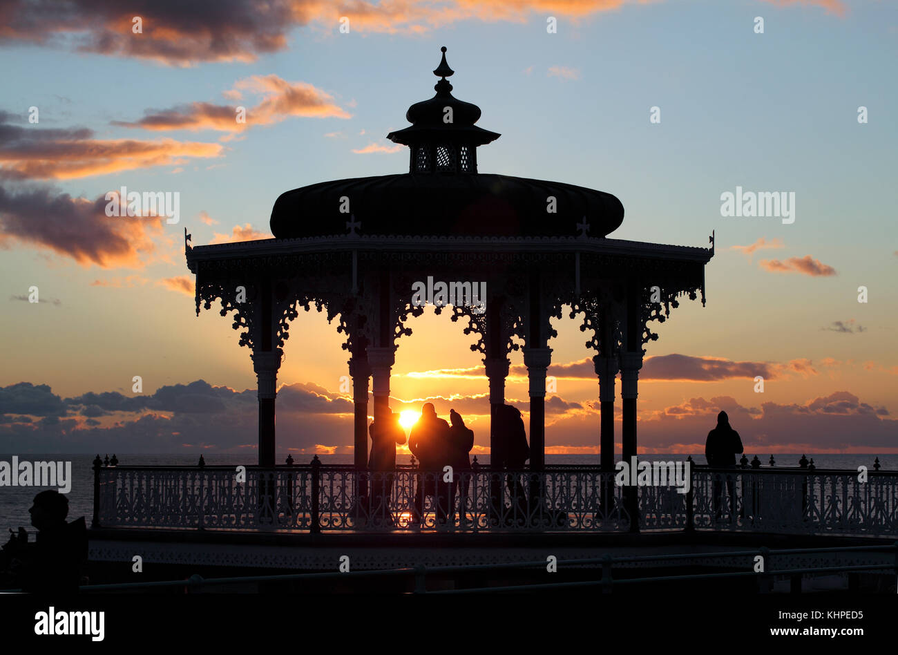 Die untergehende Sonne Silhouetten der Musikpavillon auf Brighton Seafront. Stockfoto