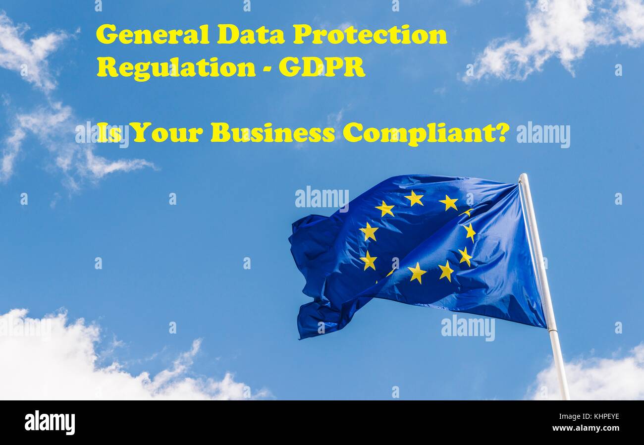 Europäische Union (EU) Flagge gegen einen blauen Himmel mit einer Meldung über den bevorstehenden EU-Gesetz Verordnung über den Datenschutz genannten allgemeinen Datenschutz r. Stockfoto