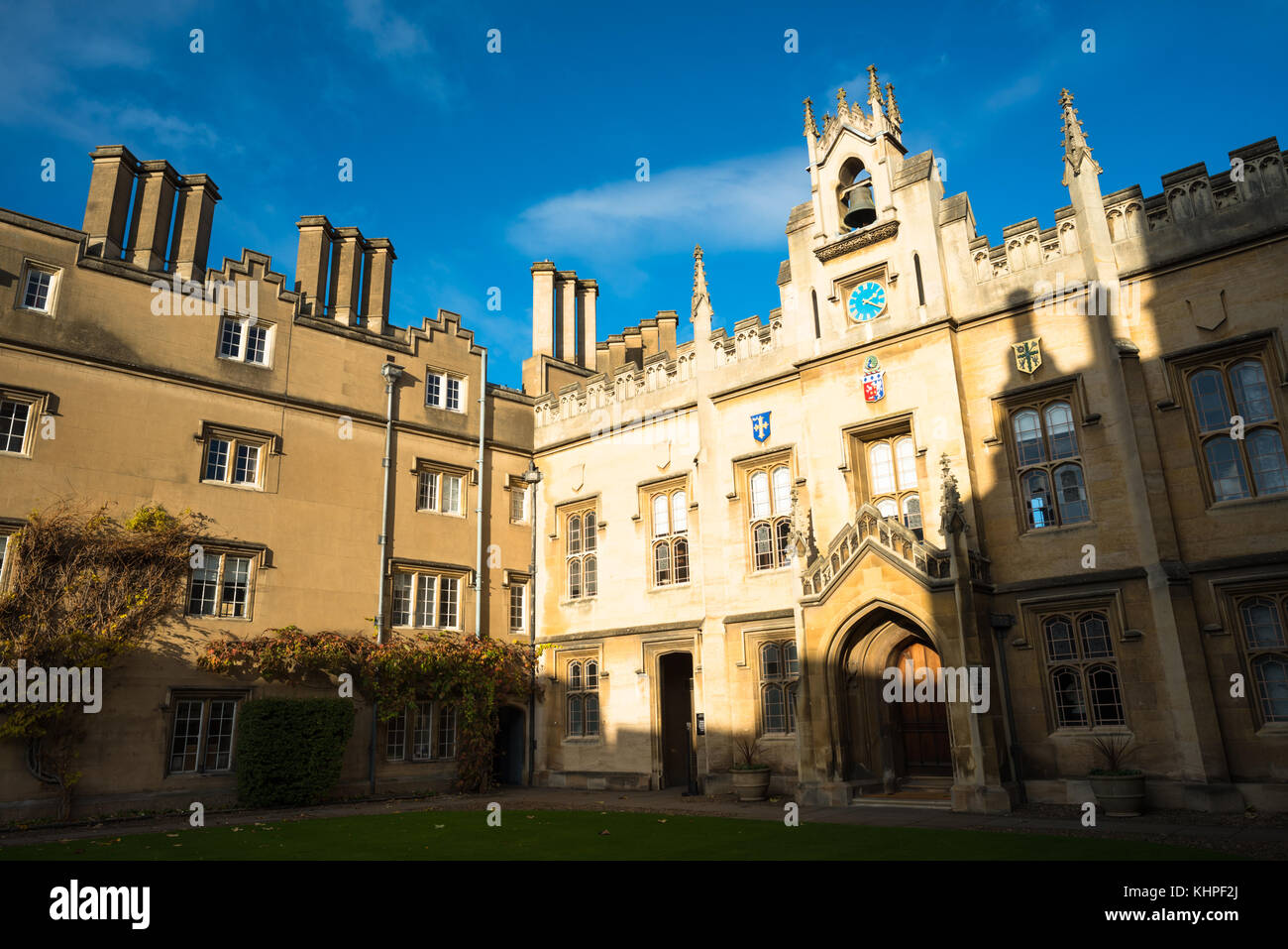 Bell und Glockenturm von Kapelle zu Kapelle des Sydney Sussex College, Universität Cambridge, England, Großbritannien Stockfoto