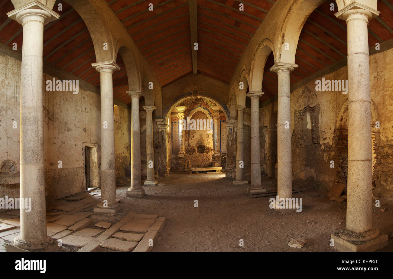 Der Innenraum der Kirche von juromenha Festung oder Burg. sowohl die Kirche als auch die Festung sind in den Ruinen und verlassen. Alentejo, Portugal. Stockfoto