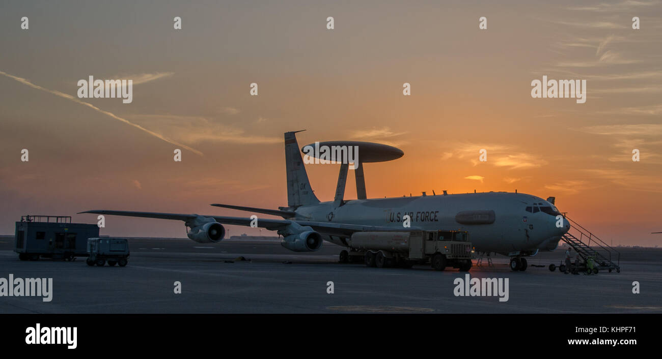 Eine E-3 Sentry Airborne Warnung und Steuerung von Flugzeugen auf der Flightline im Al Dhafra Air Base, Vereinigte Arabische Emirate, Nov. 17 gezeigt. Die aircra Stockfoto