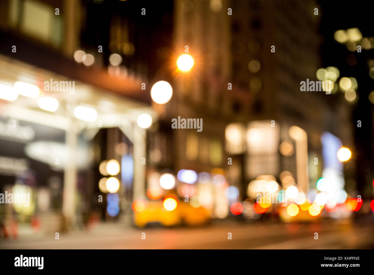 New York City street defokussierten Nacht Weichzeichner mit Taxi und Gebäude Stockfoto
