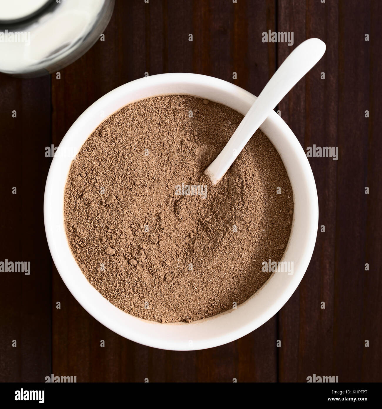Kakao oder Schokolade Drink Pulver in der Schüssel mit Löffel, fotografiert Overhead mit Tageslicht Stockfoto