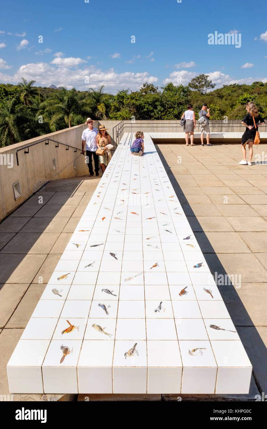 Galerie Adriana Varejao Dachterrasse, Passarinhos de Inhotim a Demini, gemalt von Beatriz sauer, Inhotim Cultural Institute, Brumadinho, Belo Horizonte, Stockfoto