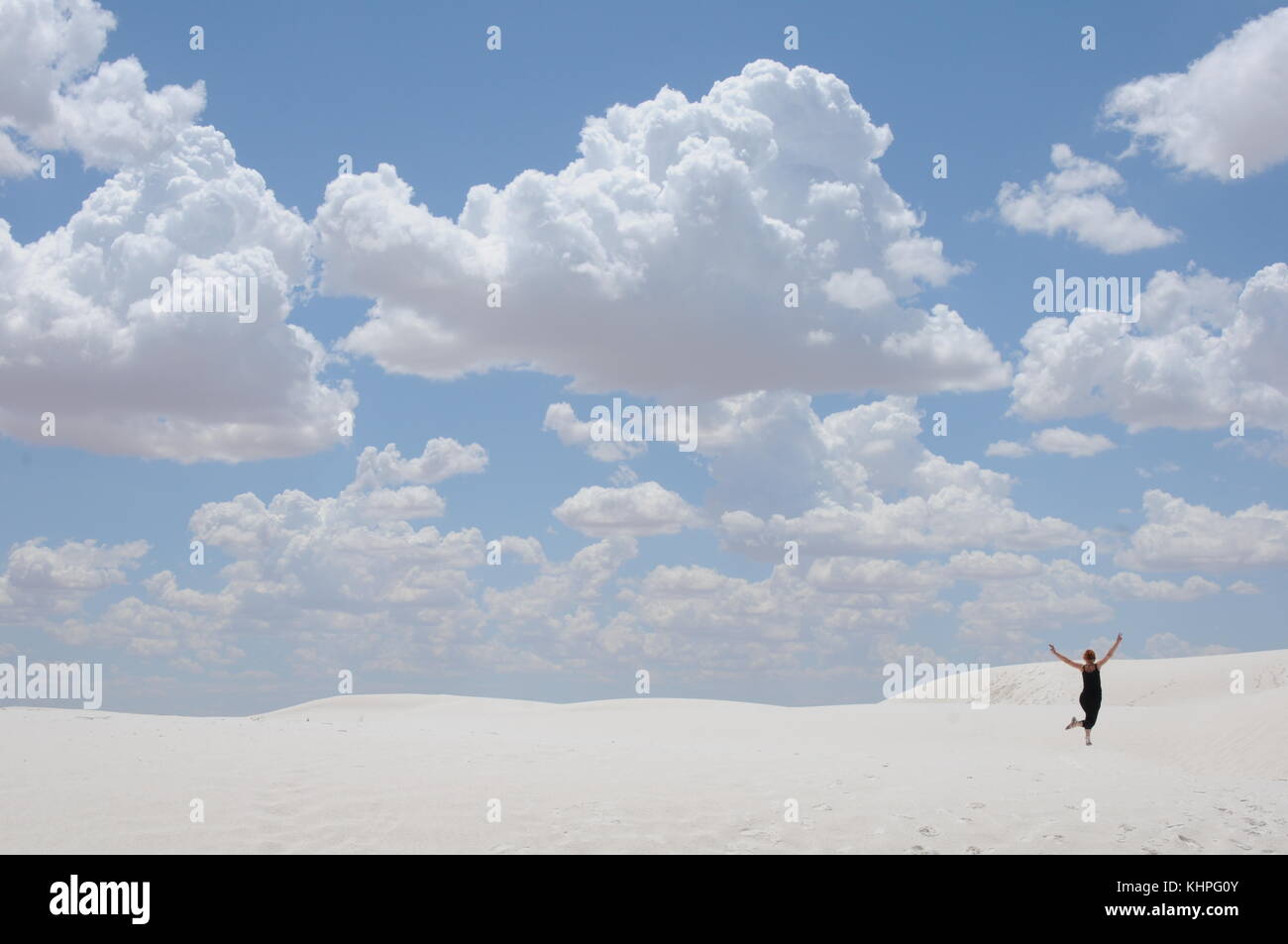 Frau in der Wüste Landschaft ekstatisch Stockfoto