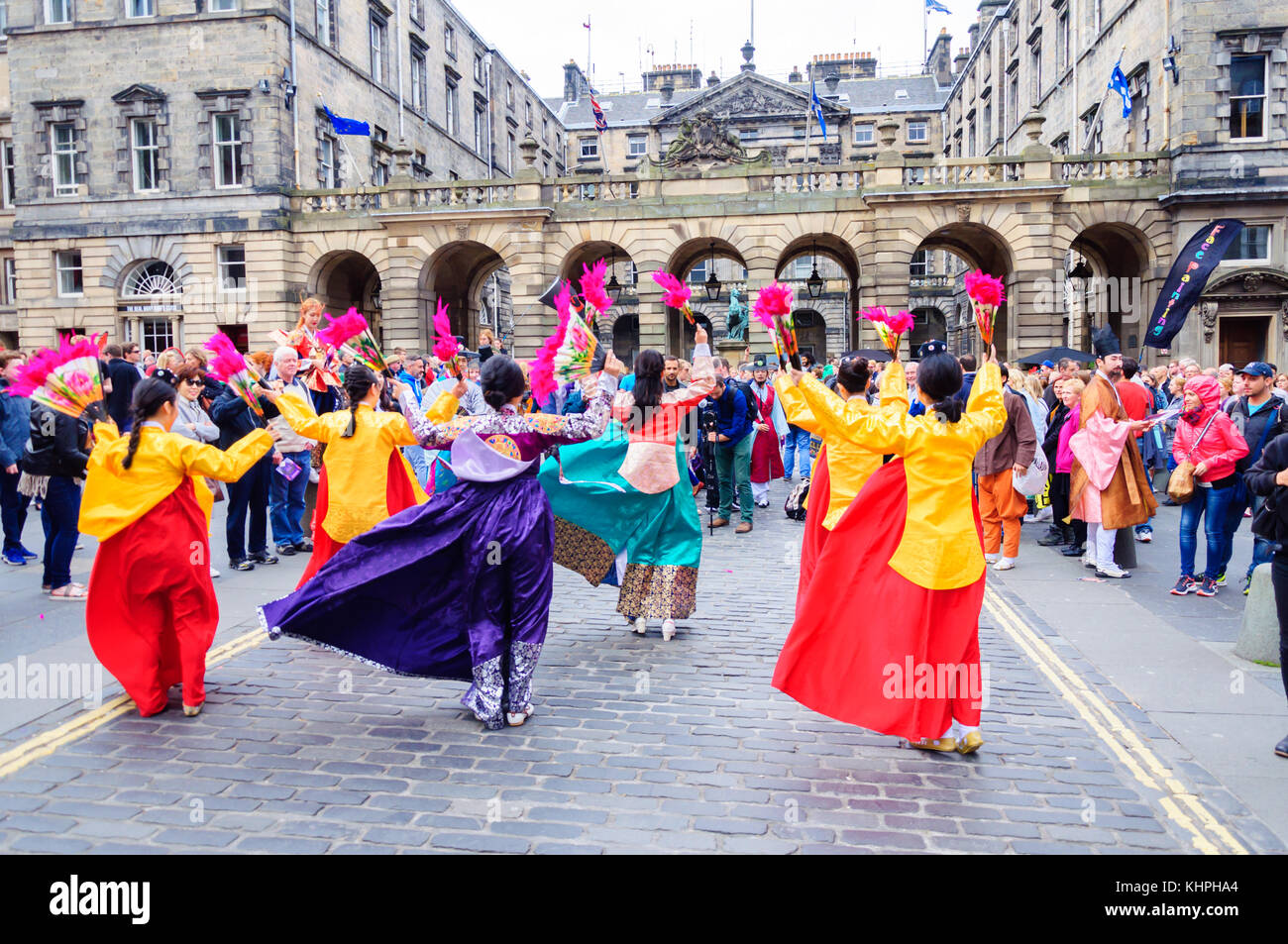 Performerinnen Kostüme tragen und Tanzen mit Fans ein Publikum auf der Royal Mile während des Edinburgh International Fringe Festival zu unterhalten Stockfoto