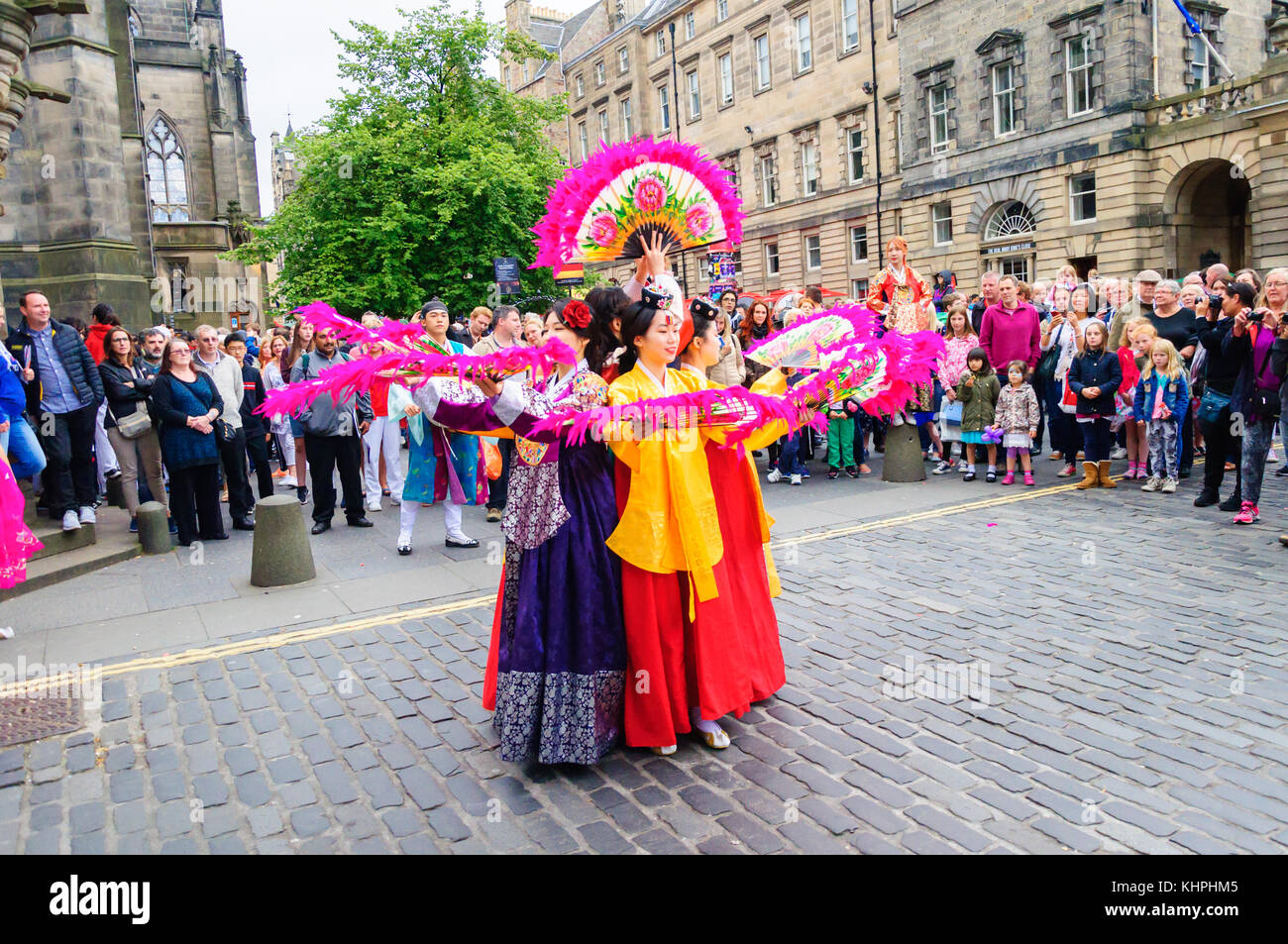Performerinnen Kostüme tragen und Tanzen mit Fans ein Publikum auf der Royal Mile während des Edinburgh International Fringe Festival zu unterhalten Stockfoto