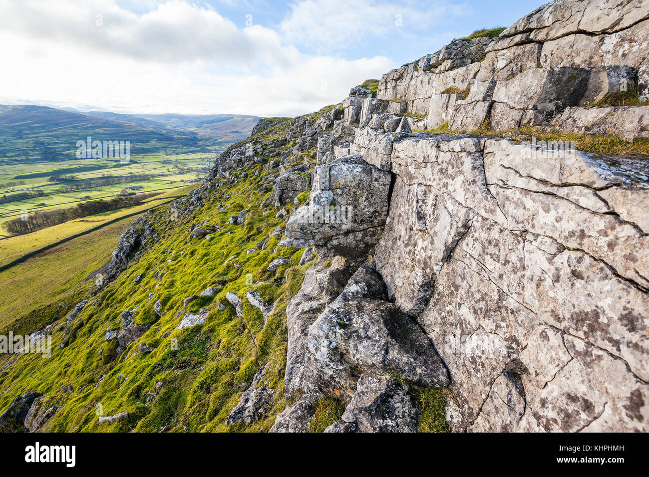 Felsige Klippe mit verwittertem Kalkstein auf Stags fiel in den Yorkshire Dales, England. Das Tal von Wensleydale ist im Hintergrund zu sehen. Stockfoto