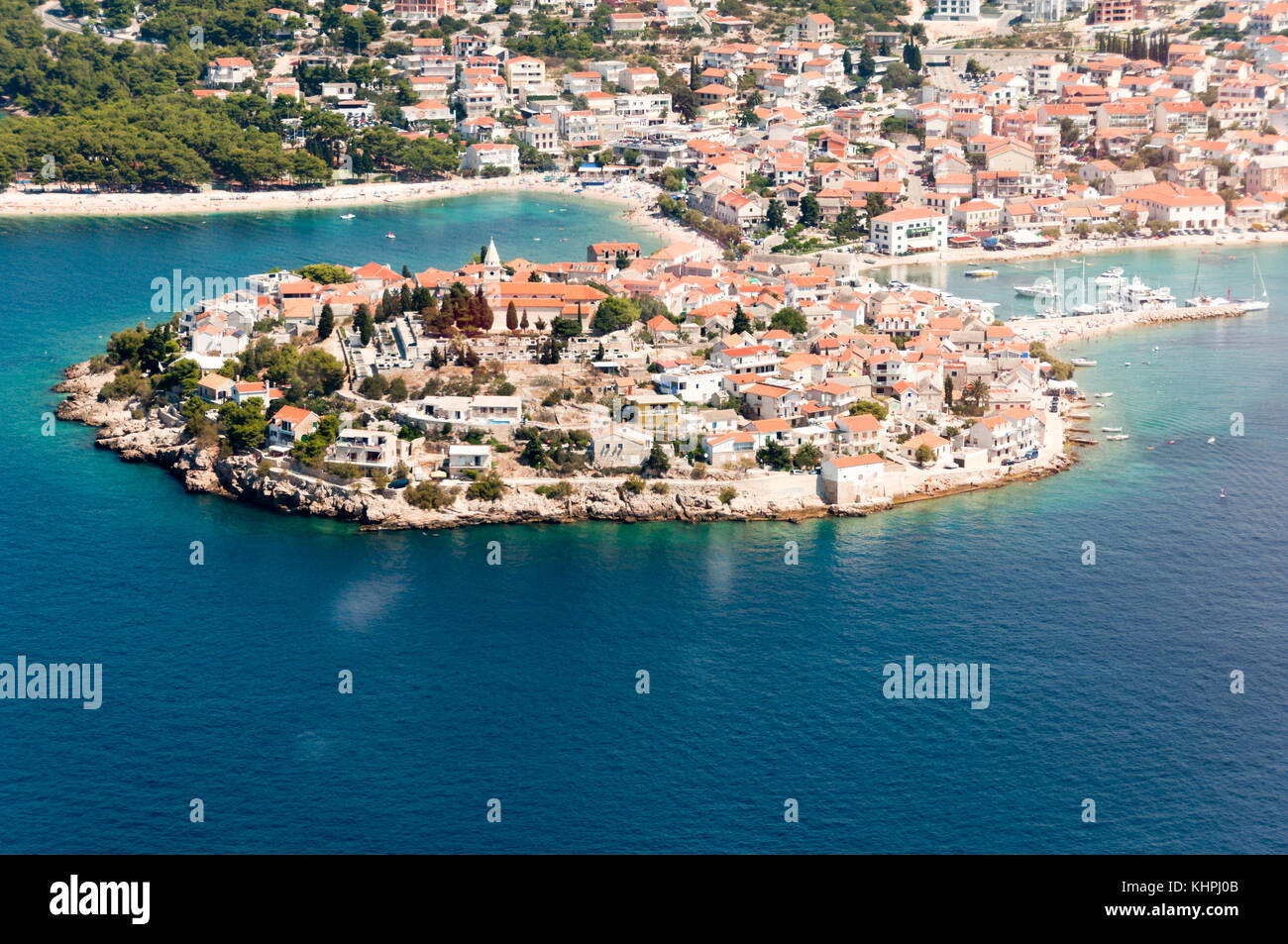 Luftaufnahme von Primosten, beliebten kroatischen Sommer-Reiseziel. Stockfoto