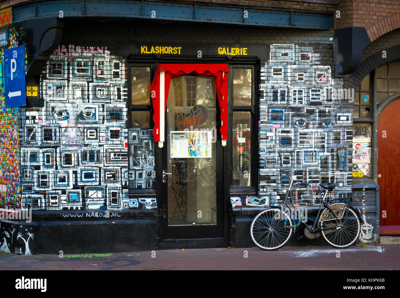Fassade bemalt mit Graffiti in Amsterdam Stockfoto