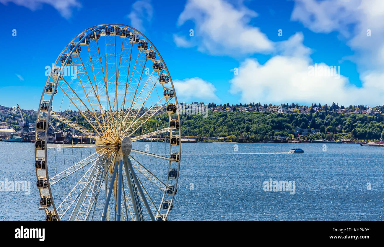 Puget Sound mit Fähre hinter Seattle Riesenrad Stockfoto