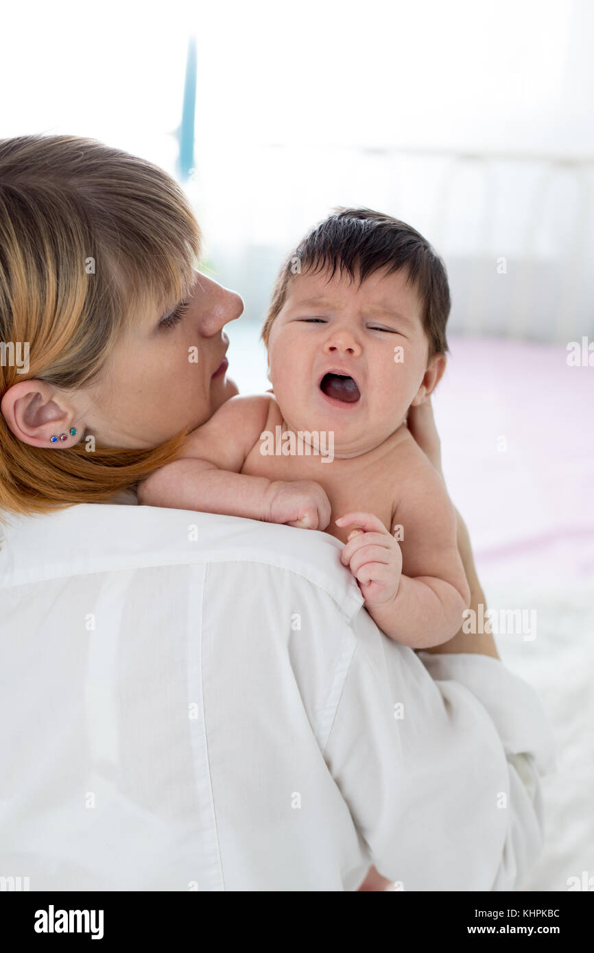 Die Mutter versucht, Komfort Baby weinen Stockfoto