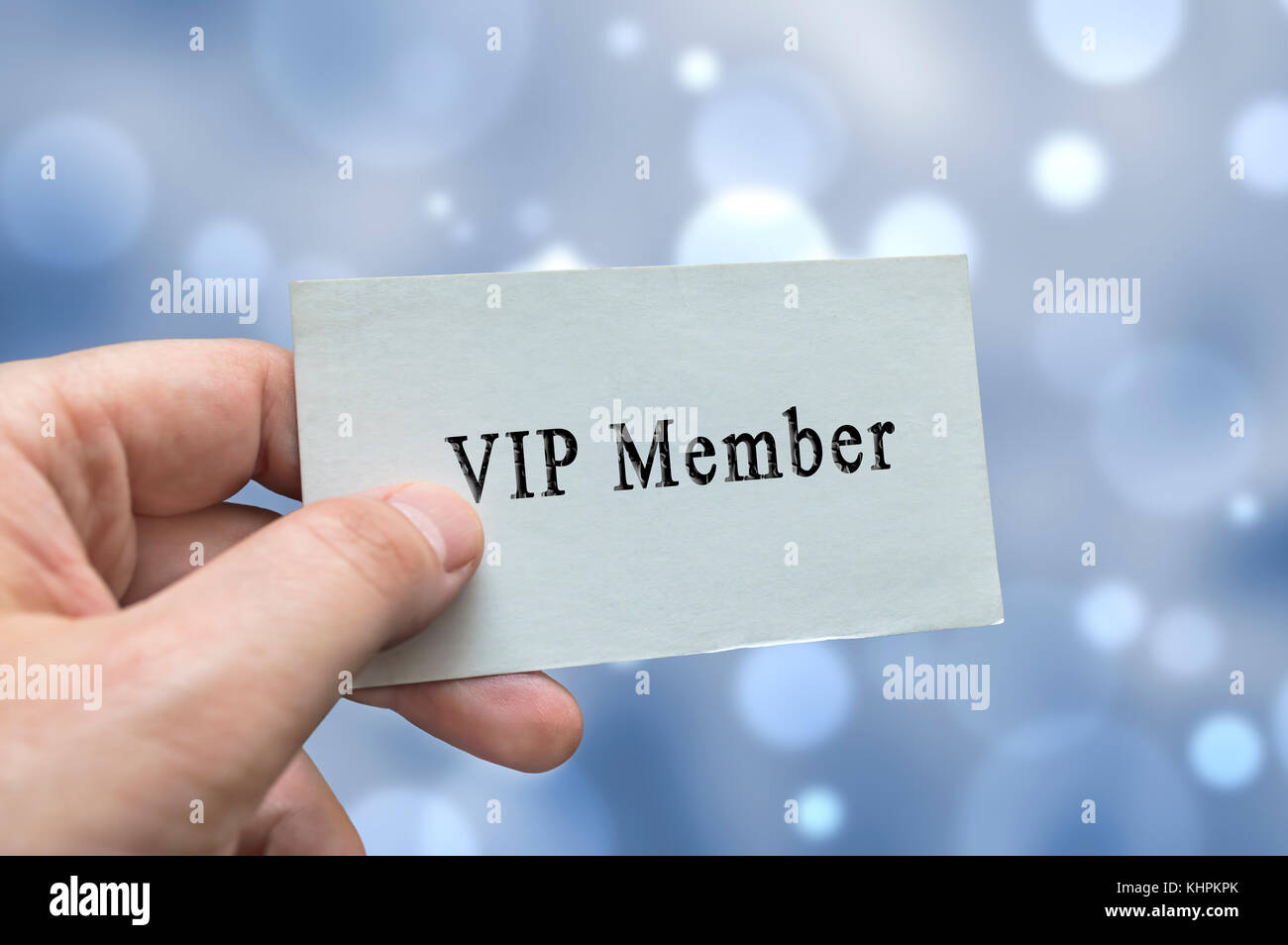 Vip-Member Card in Hand mit unscharfen bokeh Lichter im Hintergrund Stockfoto