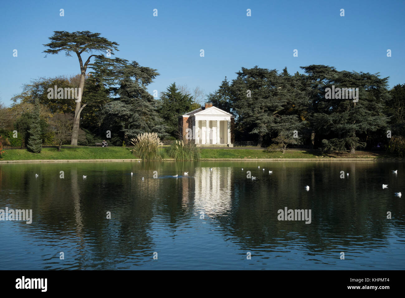 Gunnersbury Park dorischen Tempel und runden Teich, Gunnersbury Park, Ealing, Großbritannien Stockfoto