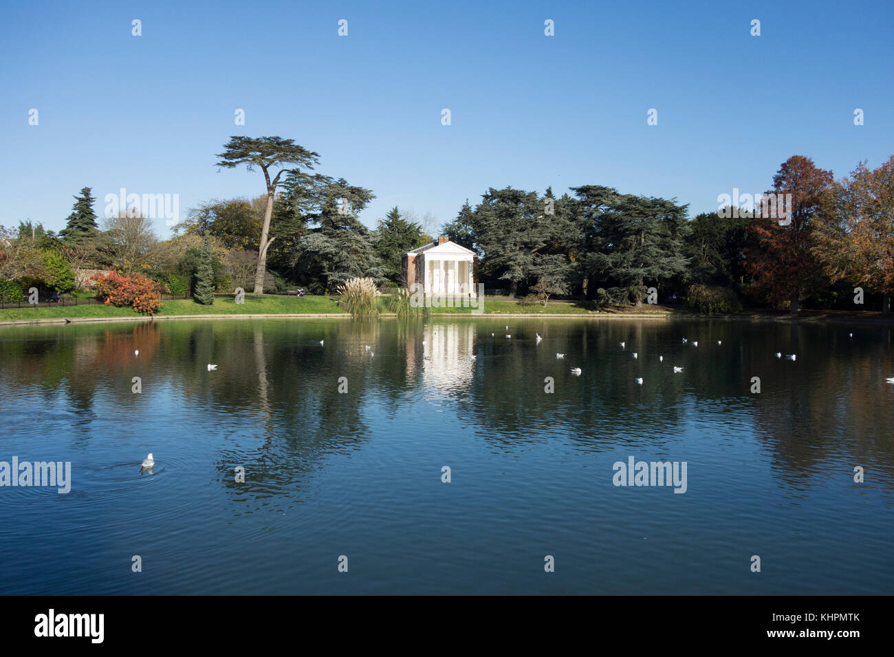 Gunnersbury Park dorischen Tempel und runden Teich, Gunnersbury Park, Ealing, Großbritannien Stockfoto