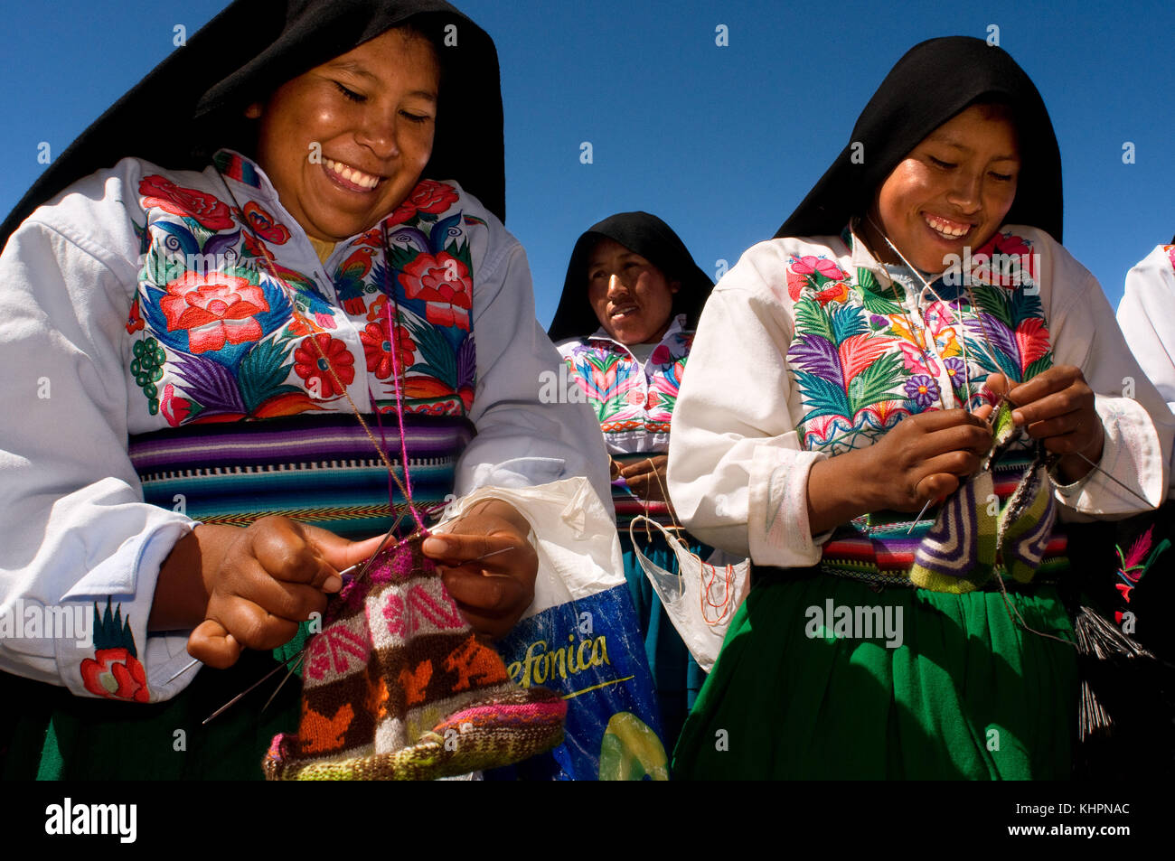 Insel Amantani, Titicacasee, Puno, Peru. Mehrere Frauen von der Insel Amantaní arbeiteten an der Weben der bunten Kleidung, mit der sie zusammenarbeiteten Stockfoto