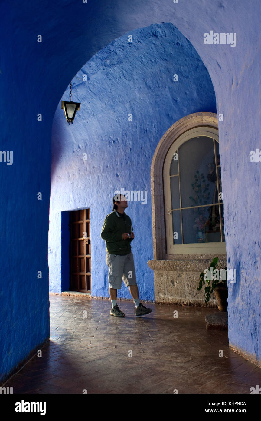 Das Kloster der Heiligen Katharina (Santa Catalina), Arequipa, Peru. Die engen Gassen, in Blau- und Rottönen gestrichen, sind die Freude jedes Liebhabers von ph Stockfoto