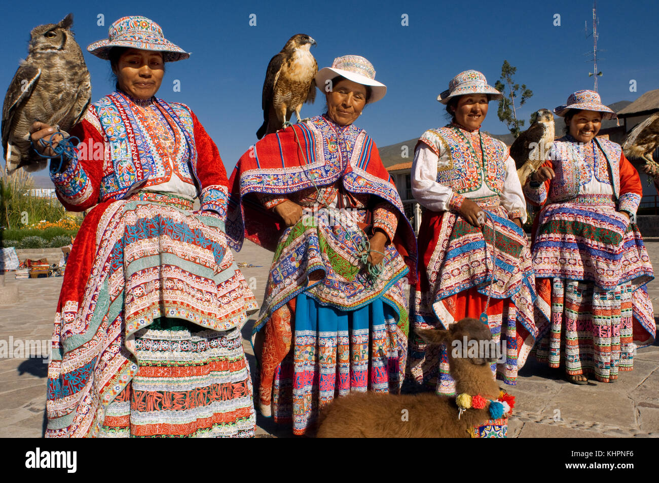 Yanke, eine der kleinen Städte im Colca Valley, wo die Verkäufer den Verkauf beleben, indem sie sich mit ihren Adlern, Eulen und Lamas fotografieren. Stockfoto