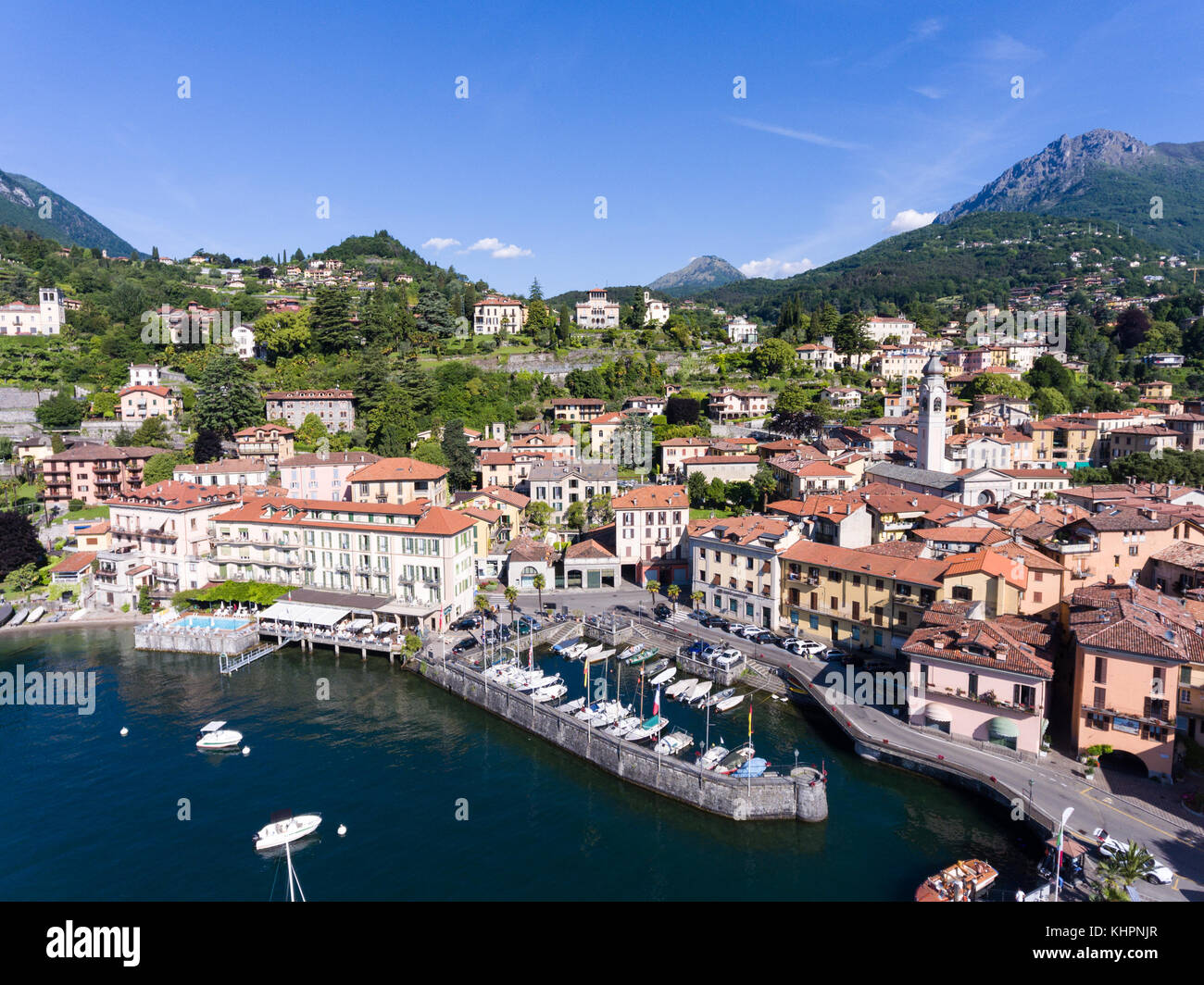 Dorf Menaggio - Hafen und Boote - Comer See in Italien Stockfoto