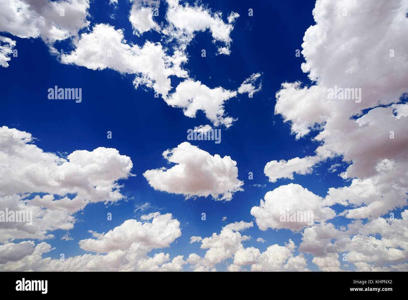 Blaue Trommel mit weißen Wolken, North Cape, Südafrika Stockfoto