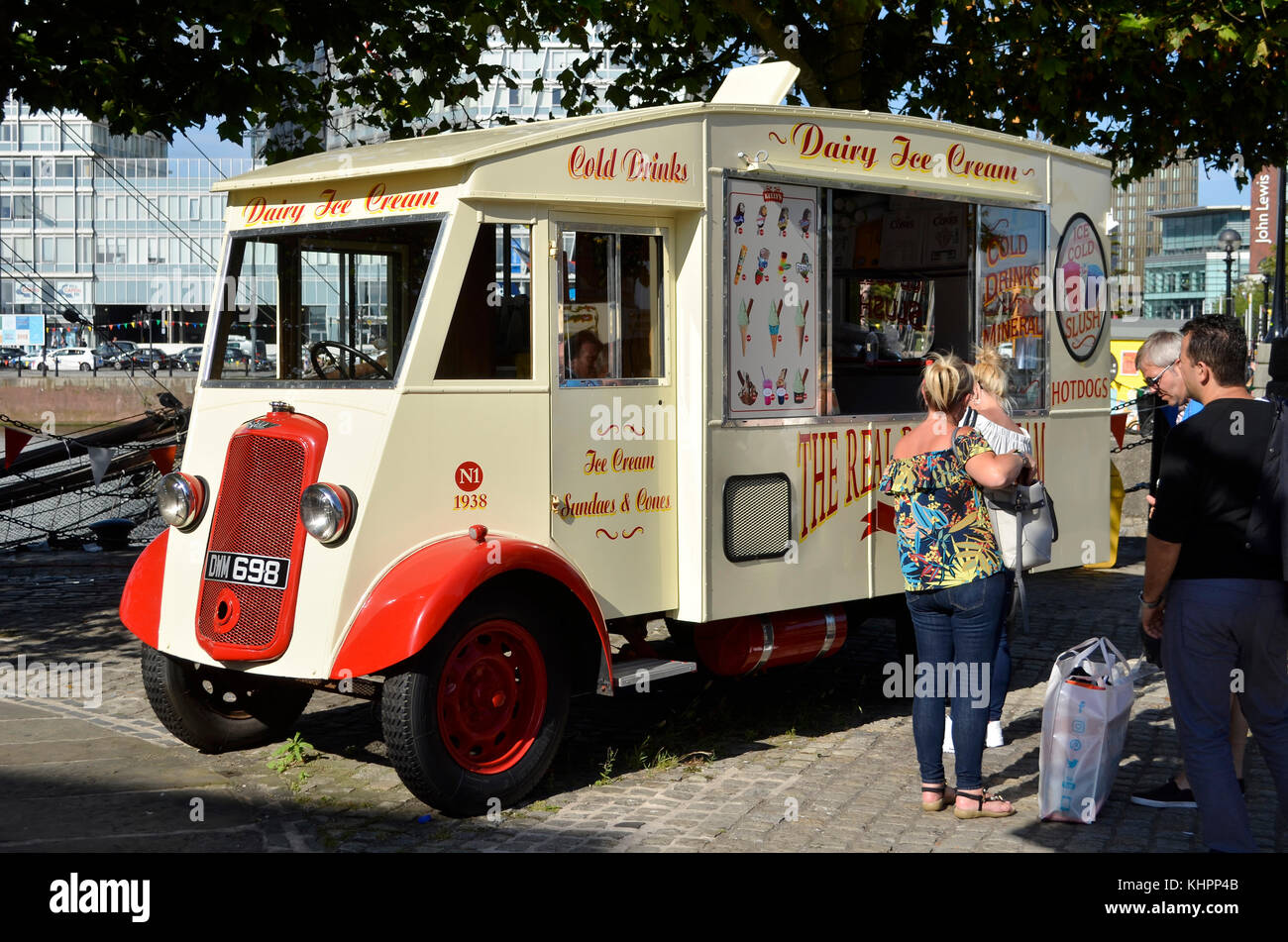Commer N1 vintage Ice Cream 1938 Van, Albert Dock, Liverpool, Großbritannien. Stockfoto
