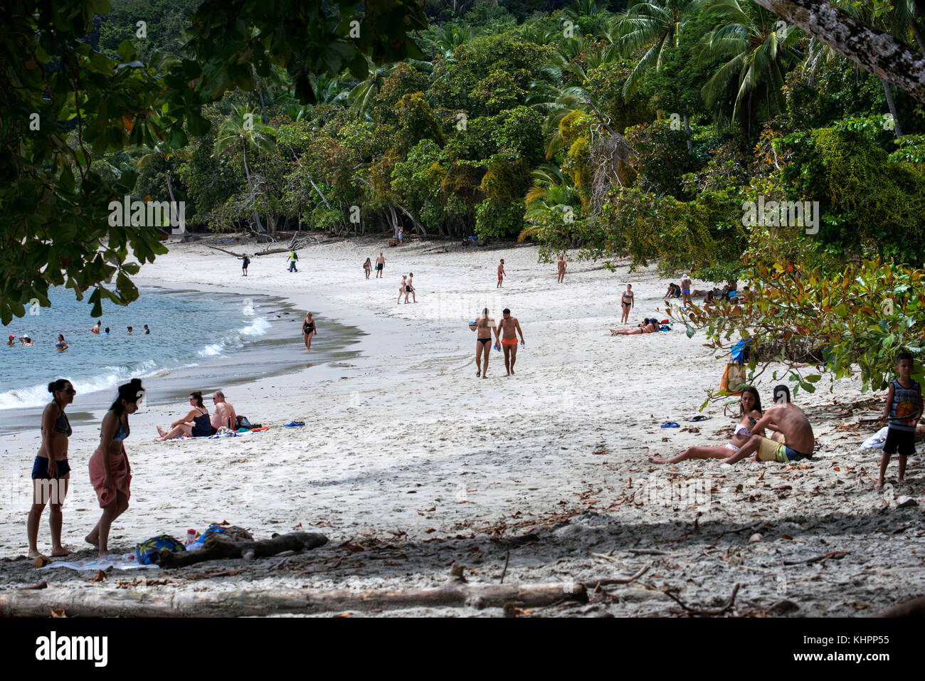 White Sand Beach Nationalpark Manuel Antonio Puntarenas Costa Rica. Tropischer Strand und Bucht mit blühenden tropischen Regenwald Bäume und Menschen auf Bea Stockfoto