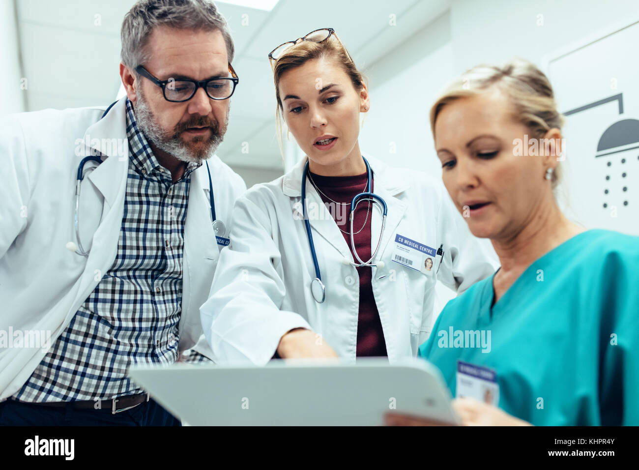 Das medizinische Personal diskutieren über medizinische Berichte. Healthcare Professionals in Diskussion im Krankenhaus Flur. Stockfoto