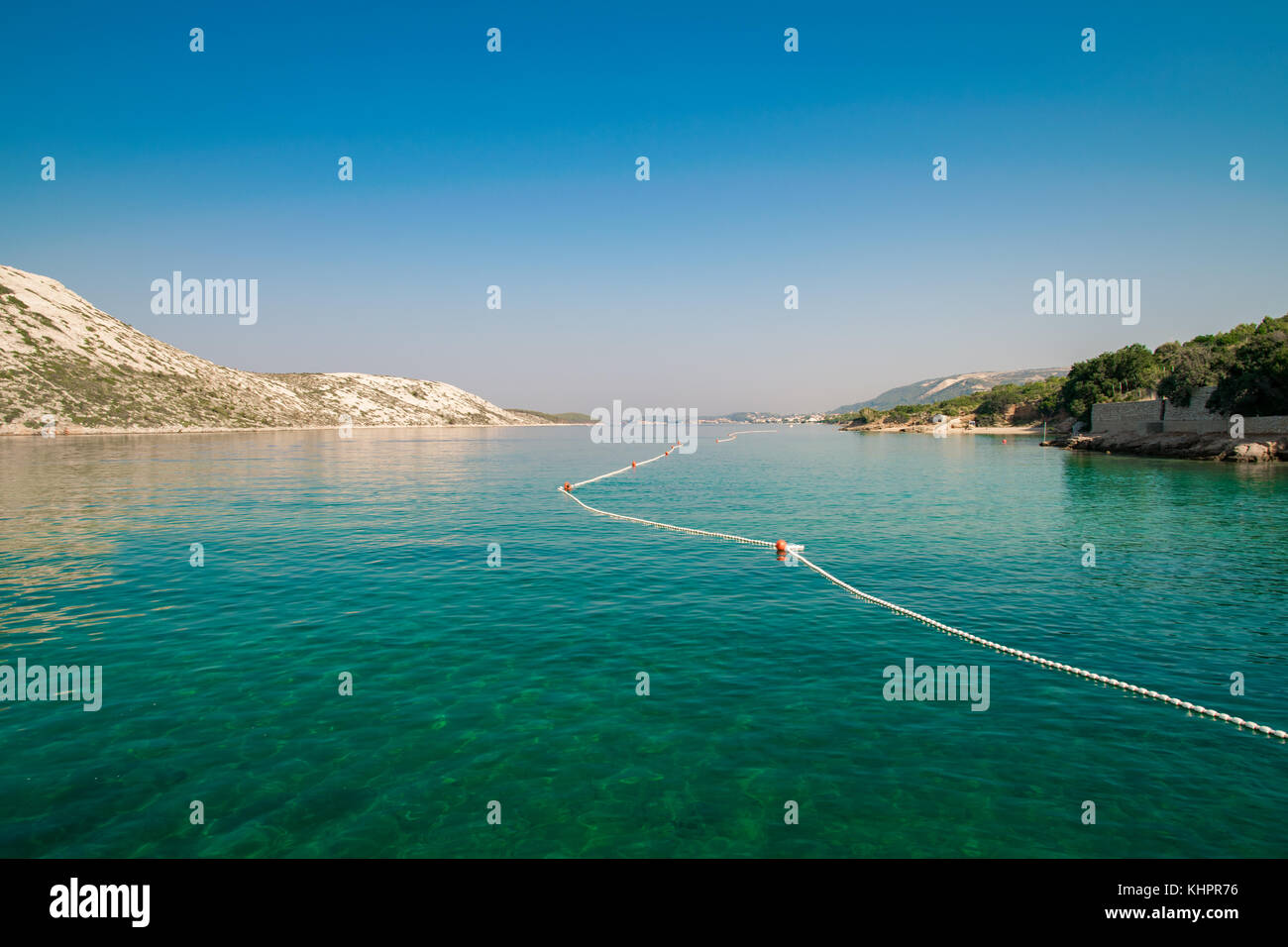 Die unberührte Küste und das kristallklare Wasser der Insel Rab in Kroatien. Stockfoto