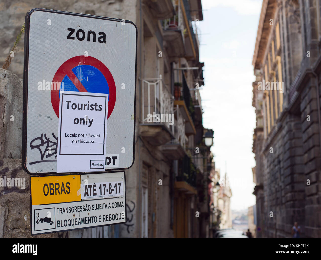 Verkehrszeichen und Protest Plakate auf der Straße von R. de São Bento da Vitória in der historischen Altstadt von Porto (Porto), Portugal. Stockfoto