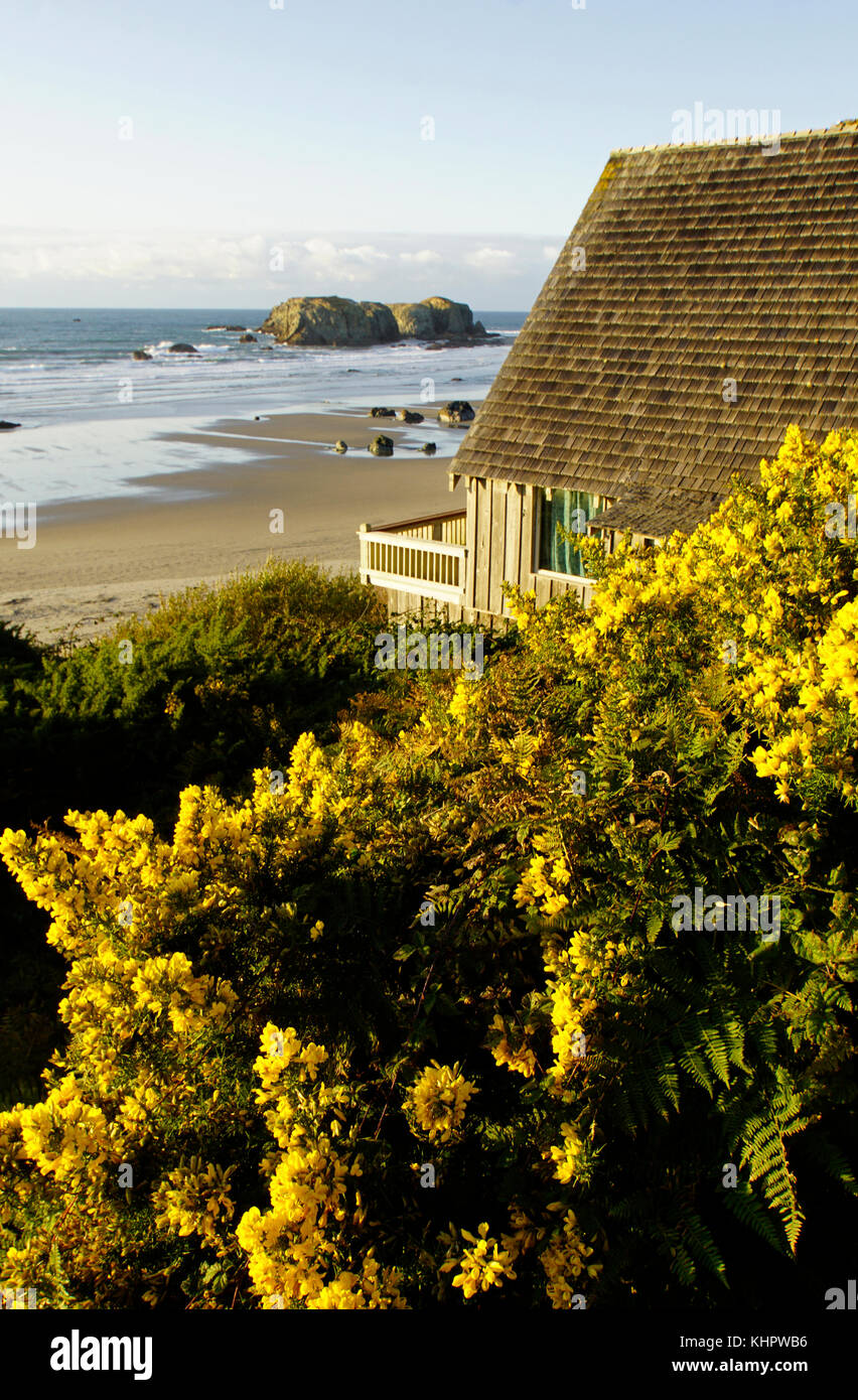 Ferienhaus mit Balkon zum Meer stapeln auf bandon Beach, Oregon. Stockfoto