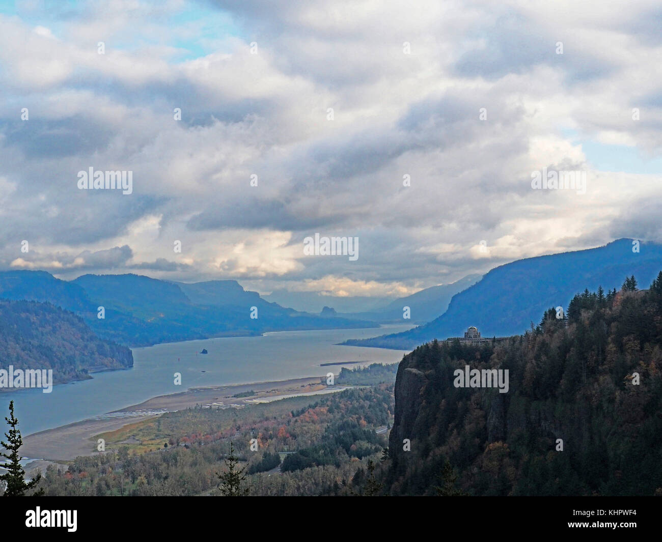 Columbia River Gorge an bewölkten Herbst Tag aus Oregon Sicht Stockfoto