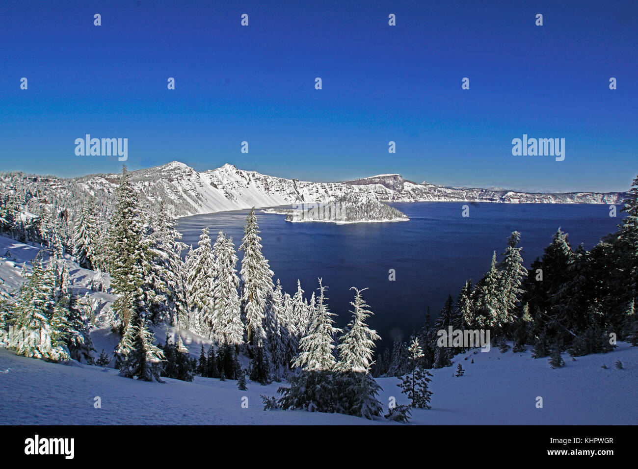 Des Oregon Crater Lake mit frischem Schnee im Winter. Stockfoto