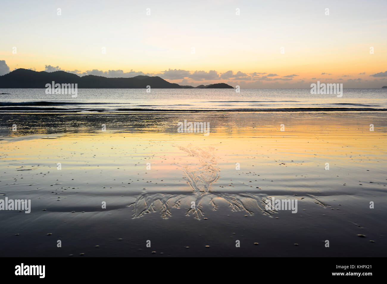 Sand Muster bei Sonnenaufgang auf der South Mission Beach, Far North Queensland, FNQ, Australien Stockfoto