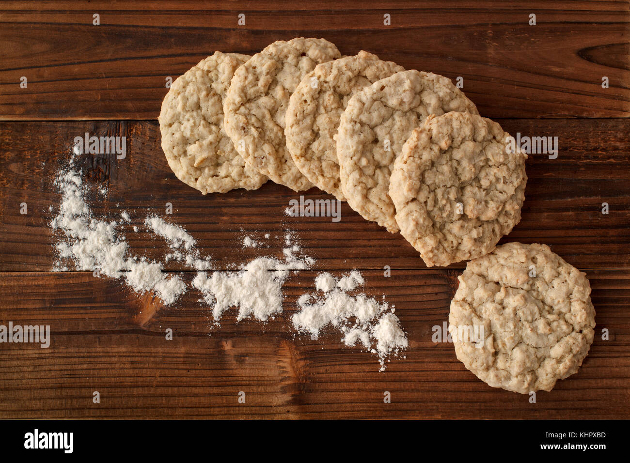 Haferflocken Cookies und Mehl auf Holz. Blick von oben. Stockfoto