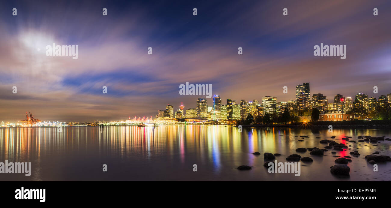 Vancouver Skyline bei Nacht, gesehen vom Stanley Park Stockfoto