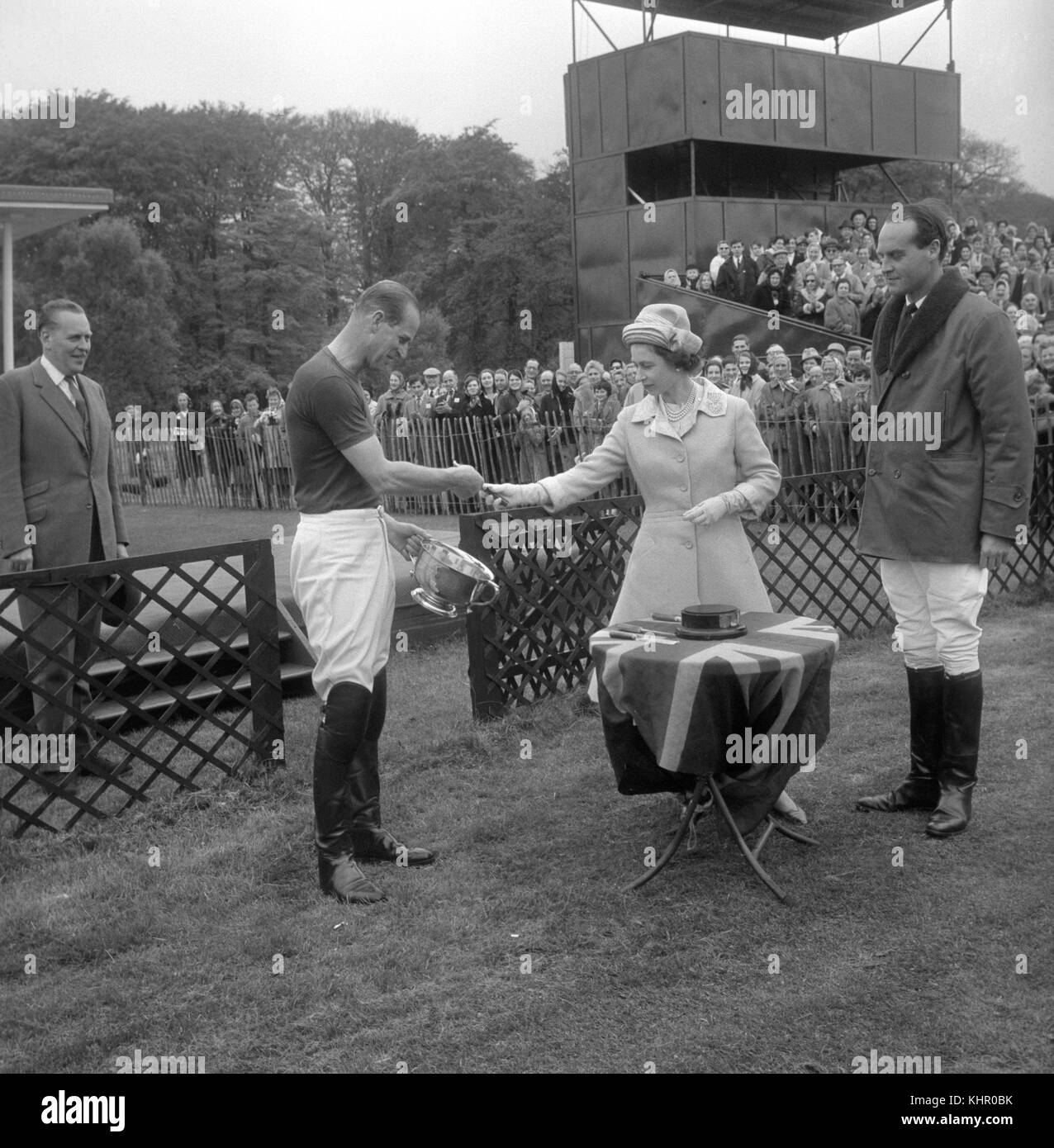 12/05/1963. Königin Elizabeth II. Überreicht den Royal Windsor Horse Show Cup an den Duke of Edinburgh, der als Kapitän des Windsor Park im Finale auf Smith's Lawn, Windsor Great Park, Bucket Hill besiegt hatte. Das Königspaar feiert am 20. November seinen Platin-Hochzeitstag. Stockfoto